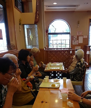 そうだ、パンを食べに行こう。 そうだ、パンを食べに行こう。
