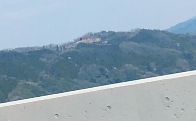 山の上、あれって建物？