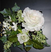 木製額に白いバラ(薔薇)で、見た目も、空気もきれい(脱臭効果あり)