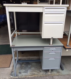 スタンダードタイプの机が入荷しました スタンダードタイプの机が入荷しました