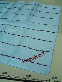 持ち込み頂いた水色のハンカチにネーム刺繍を入れる注文