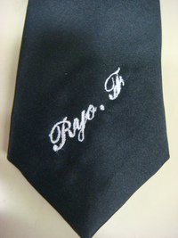 持ち込みの黒ネクタイに、筆記体でネーム刺繍を入れました。
