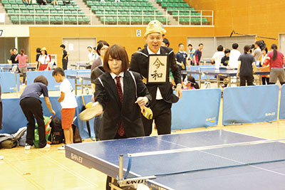 初開催「未経験者の部」盛り上がる　第8回湯田温泉スリッパ卓球大会